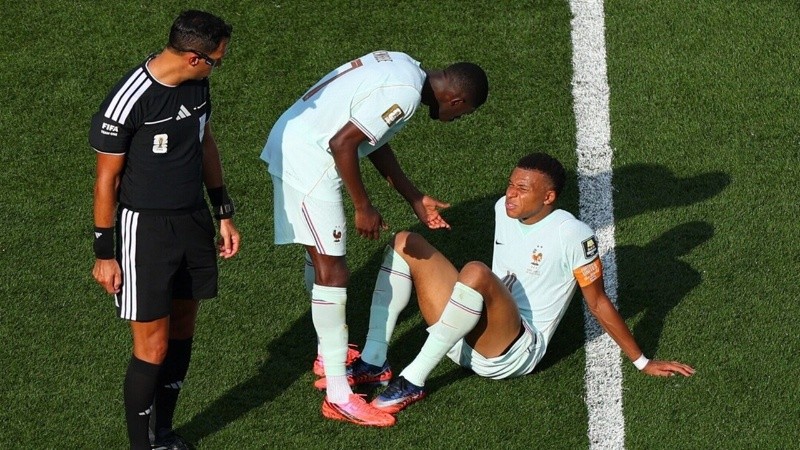 Alerta en Francia por Mbappé, que sintió una molestia y pidió el cambio en el triunfo ante Marruecos.