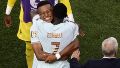 Ousmane Dembele y Kylian Mbappe se abrazan ya como semifinalistas de la Copa del Mundo.