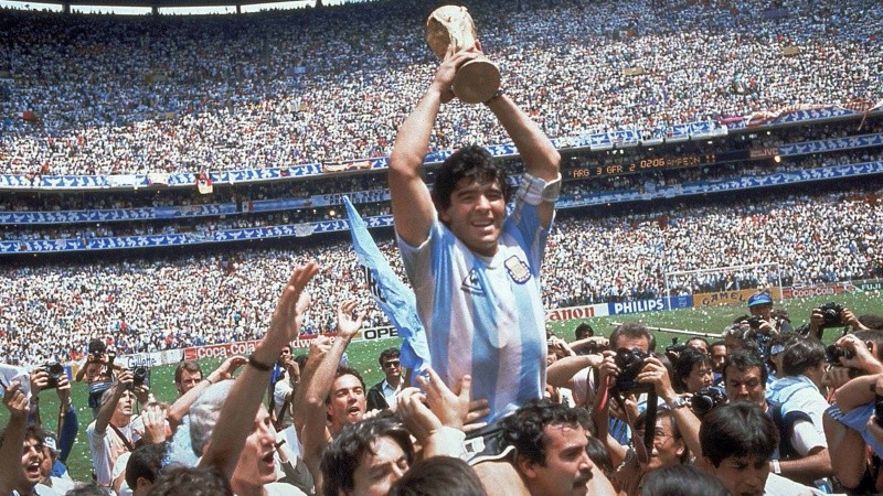 **  FILE  ** Argentina's Diego Maradona, holding up the trophy, is carried on shoulders as he celebrates at the end of the World Cup soccer final game against West Germany at the Atzeca Stadium, in Mexico City, in this June 29, 1986, file photo. Argentina won 3-2. Maradona and Argentinean coach Carlos Bilardo have been asked to lead Argentina by Julio Grondona, head of the Argentine Football Association, Tuesday, Oct. 28, 2008. (AP Photo/Carlo Fumagalli, file)-EFE OUT JUNE 29, 1986, FILE PHOTO