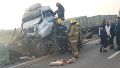 Bomberos trabajando para rescatar al conductor atrapado.