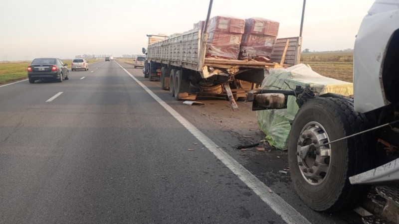 Pese a que los dos camiones terminaron en la banquina, la circulación estuvo restringida.