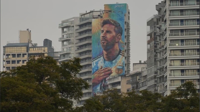 El mural se extendió hasta los 75 metros de altura.
