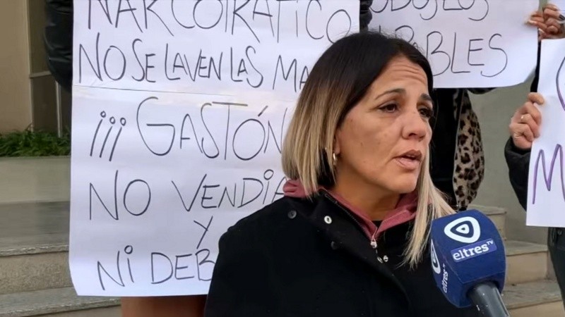 No vendía ni debía. Carina salió a limpiar el nombre de su hijo asesinado.