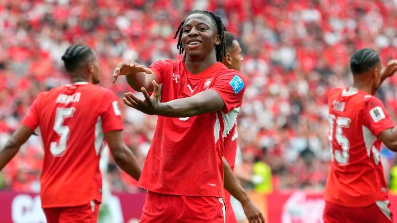 Johan Manzambi, la figura de Suiza, será baja para el partido ante Argentina.