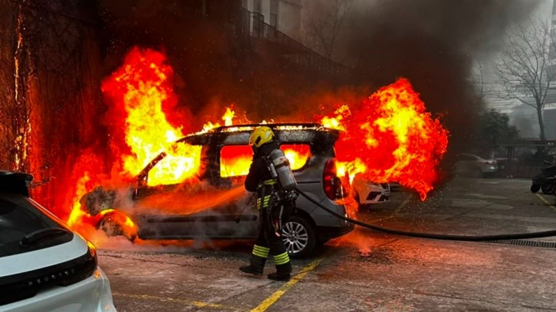 El fuego arrasó con el utilitario que estaba estacionado en la cochera.