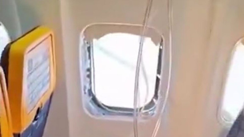 La ventanilla se rompió y un pasajero fue parcialmente succionado.
