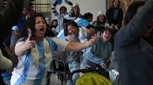 Hinchas rosarinos celebraron la remontada épica de Argentina ante Egipto en el Cultural Fontanarrosa.