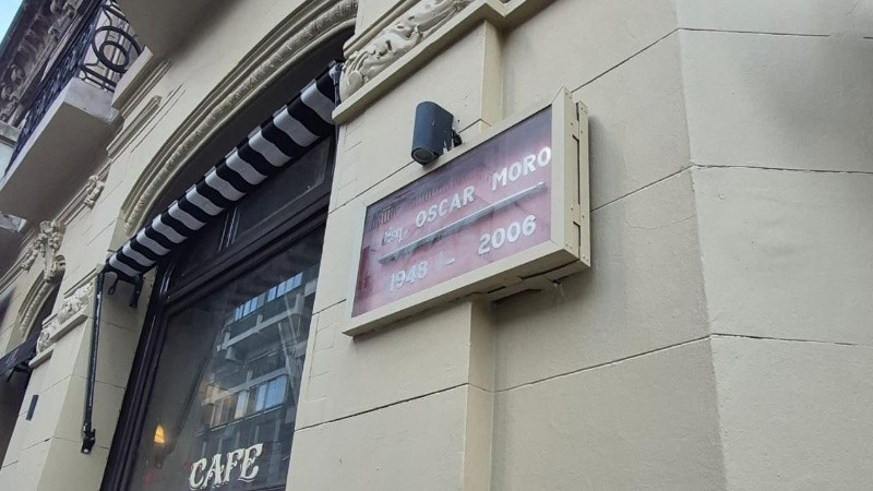 La deslucida placa que recuerda a Oscar Moro en Rosario.