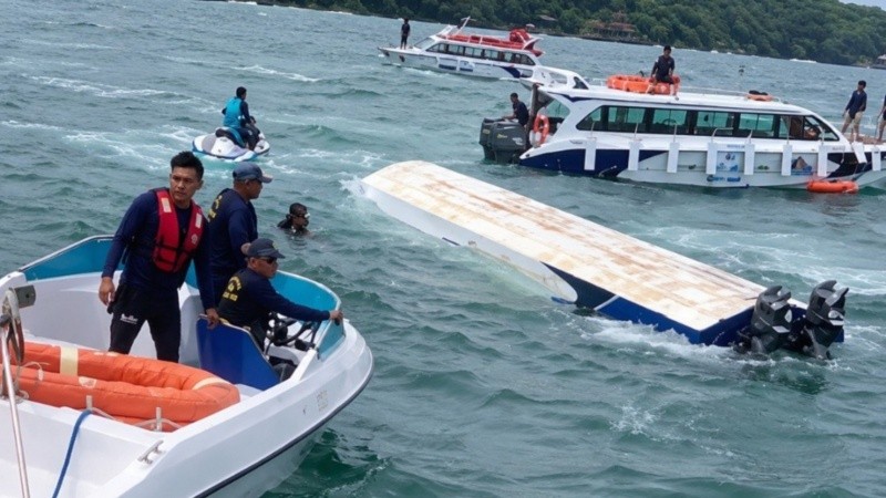 Pese al rápido operativo de rescate, 15 personas fallecieron. Foto: @shfique13