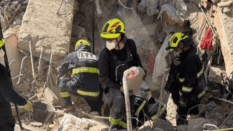 Parte de la brigada USAR trabajando entre los escombros.