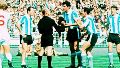 El árbitro alemán Rudolf Kreitlein discute con Rattín y otros jugadores de Argentina.