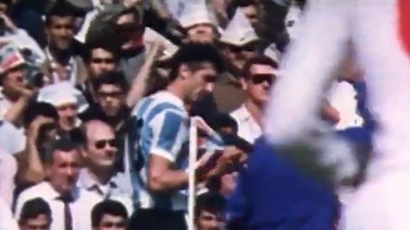 Al salir de la cancha, Rattín estrujó un banderín de córner británico.