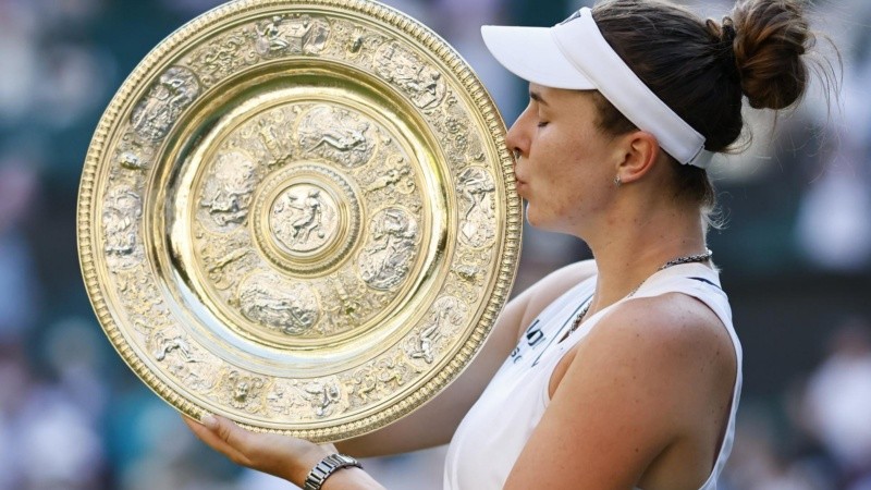 Linda Noskova, de la República Checa, posa con su trofeo tras ganar la final individual femenina contra su compatriota Karolina Muchova en Wimbledon.
