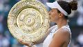 Linda Noskova, de la República Checa, posa con su trofeo tras ganar la final individual femenina contra su compatriota Karolina Muchova en Wimbledon.