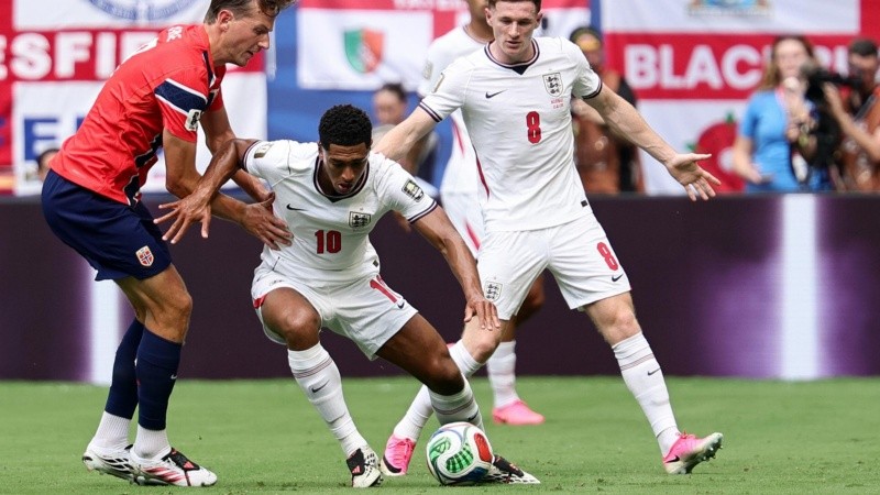 Jude Bellingham cubre la pelota en el primer tiempo de Inglaterra-Noruega.