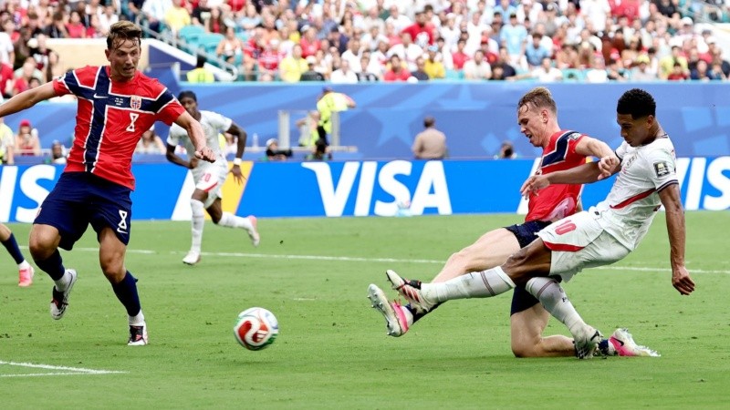 Jude Bellingham logró el empate para Inglaterra antes del final del primer tiempo.