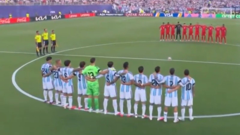 Todos los jugadores de Argentina poseen un brazalete negro.