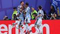 Mac Allister celebra tras el centro de Messi (EFE).