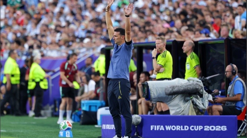 Scaloni y lo brazos arriba para otro tanto argentino (EFE).