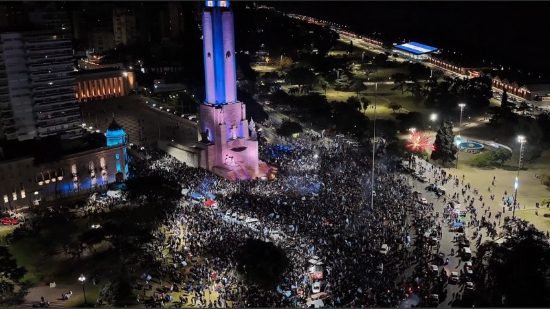 Una postal aérea del Monumento nacional a la Bandera 8captura de video/X:@fede_padin)