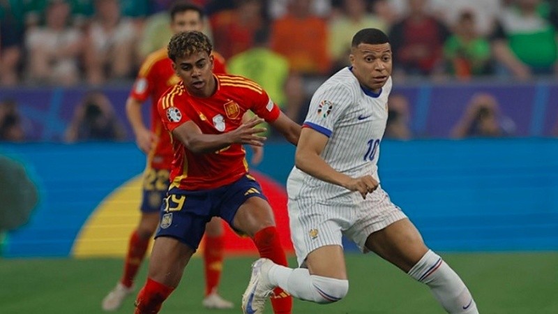 Lamine Yamal y Kylian Mbappé, dos de los jugadores más caros del mundo. (archivo EFE)