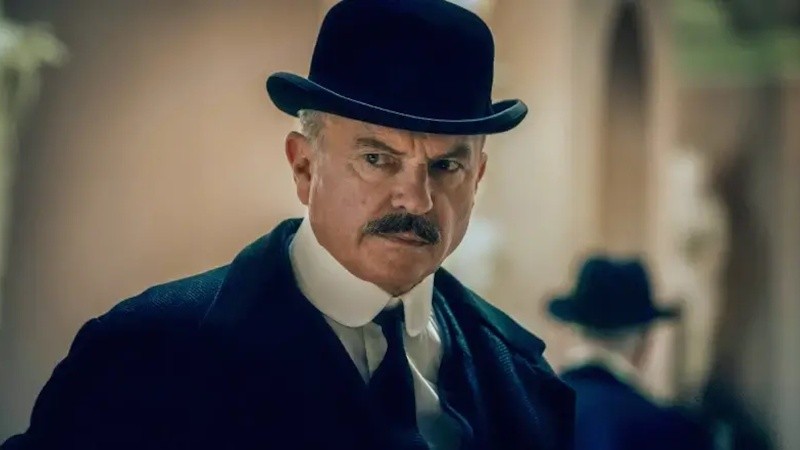 &nbsp;Neill como Chester Campbell, el implacable inspector de Peaky blinders, a la caza del Thomas Shelby de Cillian Murphy. 