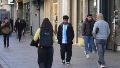 Escena de la peatonal Córdoba de Rosario en invierno.