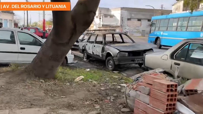 Así quedó uno los autos atacados.