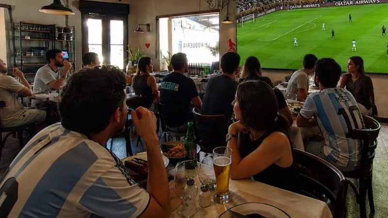 Los partidos puedenllevar gente a los restaurantes, pero frenan la rotación.