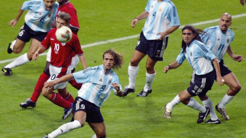 El duelo en Corea-Japón 2002: en la imagen se ve a Batistuta, Sorin, Verón, Samuel, Pochettino y Owen.&nbsp;