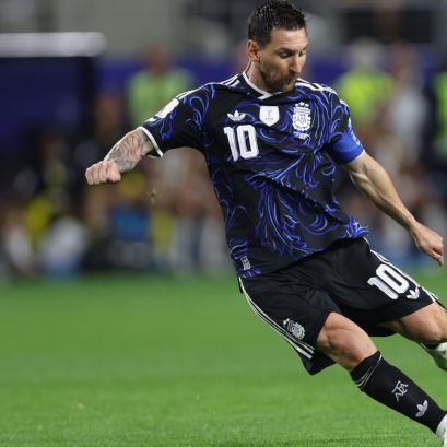 Argentina usó la camiseta alternativa en la fase de grupos ante Jordania.