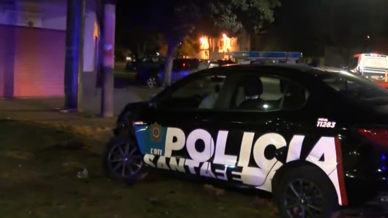 El patrullero terminó en la vereda tras el choque.