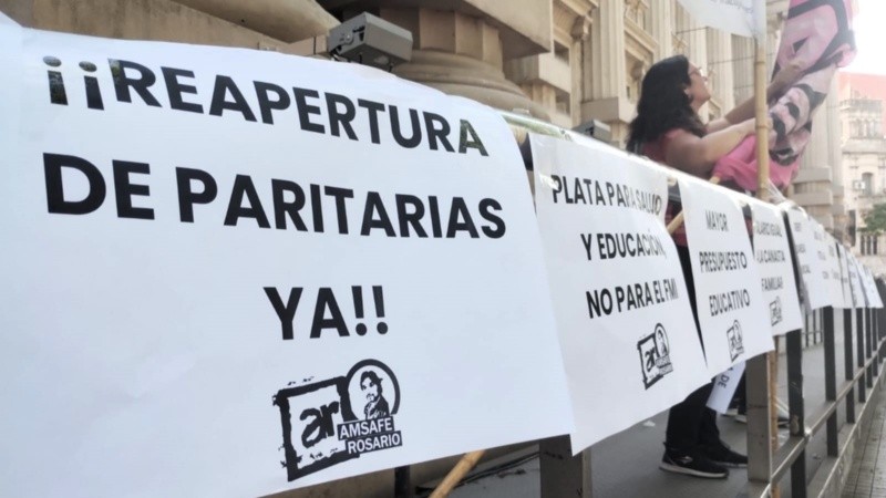 Los maestros públicos definieron un cese de tareas para este martes en la ciudad.
