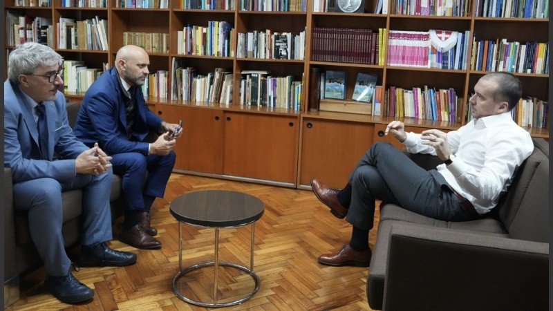 Arreseygor (derecha) recibió a los funcionarios del gobierno provincial