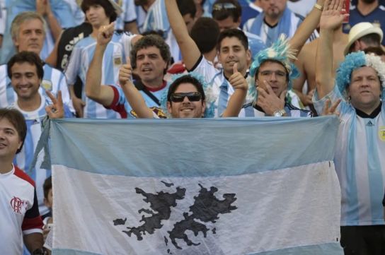 Banderas de Malvinas se ven en todos los partidos de Argentina.