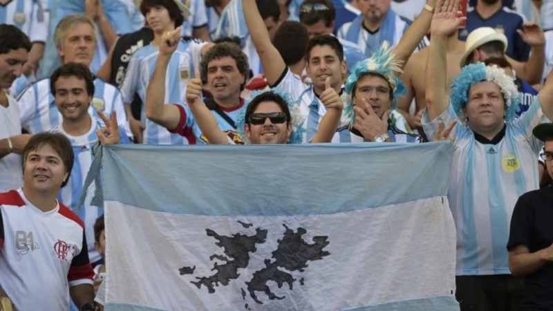 Banderas de Malvinas se ven en todos los partidos de Argentina.