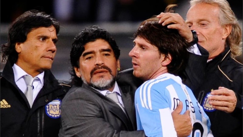 Copa del Mundo de Sudáfrica 2010. El abrazo entre Maradona y Messi tras el partido contra Alemania.