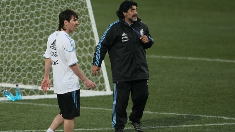 Maradona y Messi en un alto en el entrenamiento en el Mundial de Sudáfrica 2010.