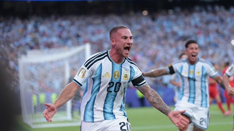 Mac Allister paplitó el duelo ante Inglaterra.