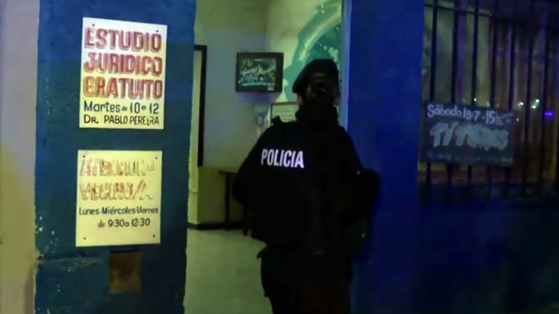 El operativo policial frente a la vecinal (El Tres).