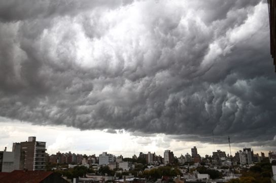 Imagen de archivo de un cielo tormentoso sobre Rosario.