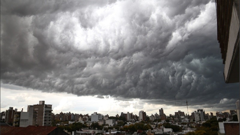 Imagen de archivo de un cielo tormentoso sobre Rosario.