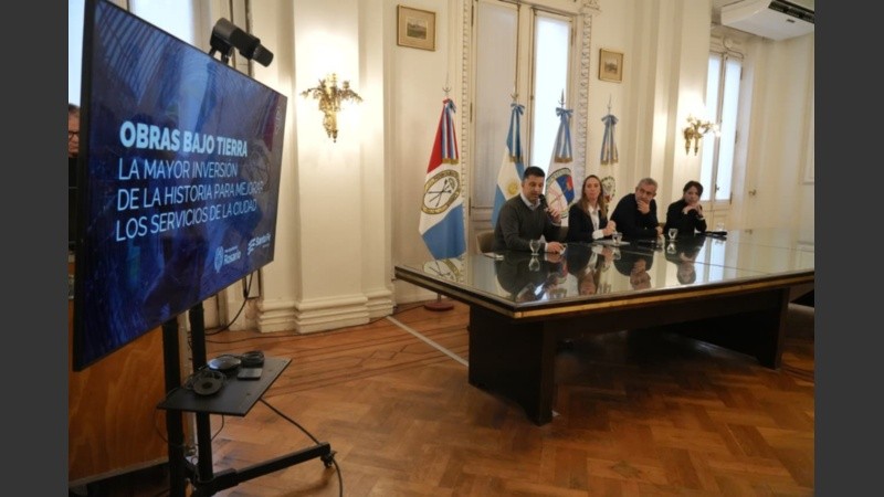 La presentación se realizó en el Salón Carrasco del Palacio de los Leones.