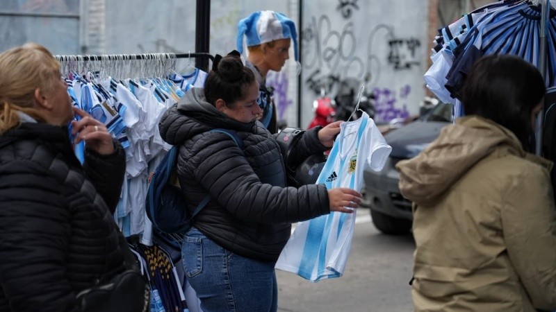Vendedores ambulantes aprovechan el furor por la Scaloneta.