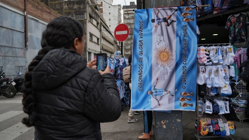 Banderas, camisetas y hasta medias con los colores de la Selección.