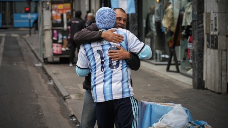 Un abrazo para sacudirse los nervios hasta las 16.