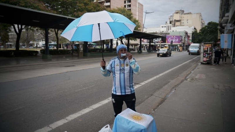 Sí, también paraguas y sombrillas albicelestes aunque ni llueva ni esté soleado.