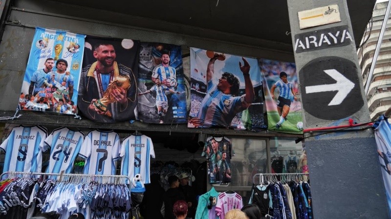 Maradona y Messi juntos en cada rincón de Rosario.