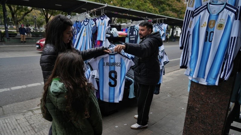 Compras de último momento para lucir la camiseta esta tarde.