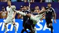 La lucha intensa de Argentina e Inglaterra (EFE).